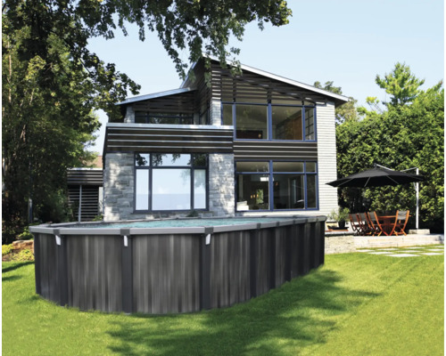 Großer ovaler Aufstellpool mit dunkler Paneelverkleidung in einem hellen, gepflegten Garten vor einem modernen Wohnhaus.