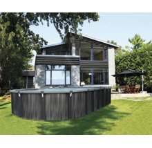 Großer ovaler Aufstellpool mit dunkler Paneelverkleidung in einem hellen, gepflegten Garten vor einem modernen Wohnhaus.