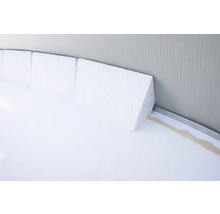Hohlkehlleisten aus Polystyrol für den Übergang zwischen Poolwand und Bodenplatte.