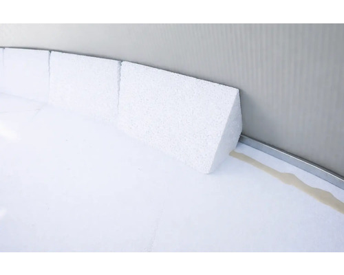 Hohlkehlleisten aus Polystyrol für den Übergang zwischen Poolwand und Bodenplatte.