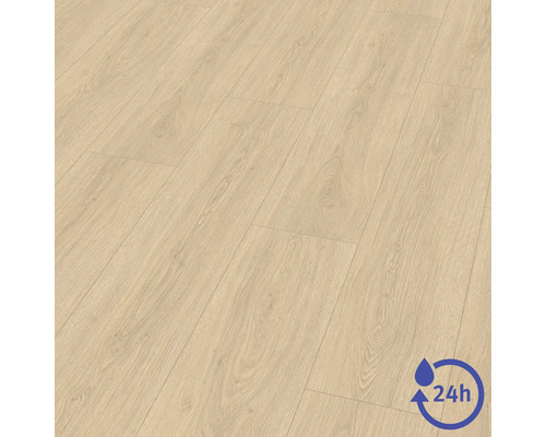Laminatboden in Eichenoptik mit 24 Stunden Wasserresistenz.