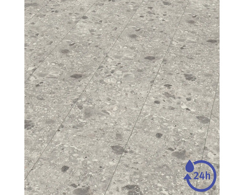 Bodenbelag in Steinoptik mit Terrazzo Muster in Grautönen und Symbol für vierundzwanzig Stunden Spritzwasserschutz.