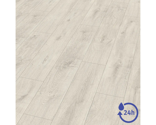 Laminatboden mit Eiche-Dekor und Wasserresistenz für bis zu 24 Stunden.