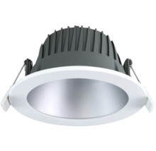 Runder LED-Einbaustrahler mit weißem Außenring, silbernem Reflektor und dunklen Kühlrippen inklusive Befestigungsfedern.