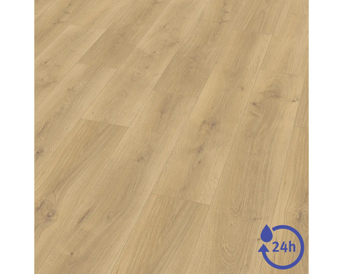 Laminatboden in Eichenoptik mit sichtbarer Holzmaserung, wasserresistent bis zu 24 Stunden.