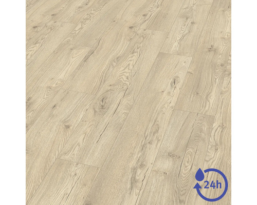Laminatboden in heller Holzoptik mit Maserung und Astlöchern. Kennzeichnung für 24 Stunden Wasserresistenz.