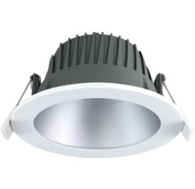 LED-Einbaustrahler mit weißem Rahmen, silbernem Reflektor, grauem Kühlkörper und seitlichen Federklammern.