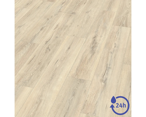 Laminatboden in heller Eichenoptik mit 24 Stunden Wasserschutz.
