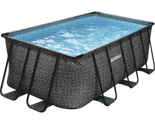 Rechteckiger Marimex Aufstellpool in grauer Rattan-Optik mit Metallrahmen und blauem Mosaik-Innenfutter, mit Wasser gefüllt. Marimex Logo.