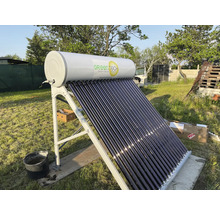 GreenTech Solar-Warmwasserbereiter mit Vakuumröhrenkollektoren, Speicherbehälter und Metallgestell auf einer Wiese.