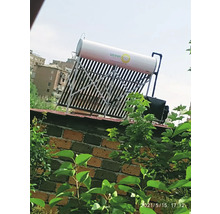 Solarthermische Anlage mit Vakuumröhrenkollektoren und Warmwasserspeicher auf einem Hausdach. Green Tech Logo.