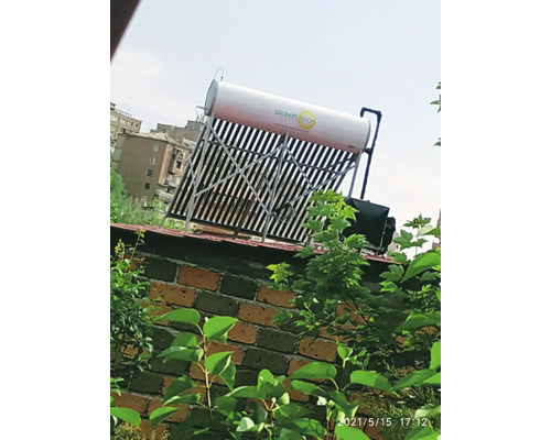 Solarthermische Anlage mit Vakuumröhrenkollektoren und Warmwasserspeicher auf einem Hausdach. Green Tech Logo.