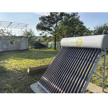 Green Tech Logo auf einer Solarthermieanlage mit Vakuumröhren und Warmwasserspeicher auf einem Metallgestell in einem hellen Garten.