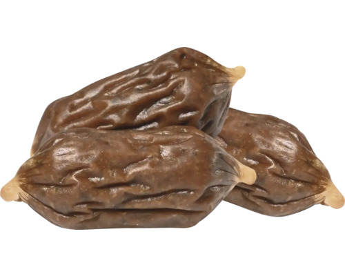 Drei kleine, braune Hundesnack-Würstchen mit geriffelter Oberfläche.