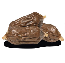 Drei kleine getrocknete Würstchen als Hundesnack mit faltiger Oberfläche.