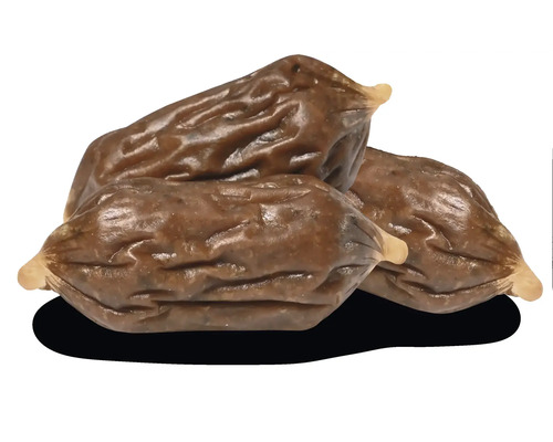 Drei kleine getrocknete Würstchen als Hundesnack mit faltiger Oberfläche.
