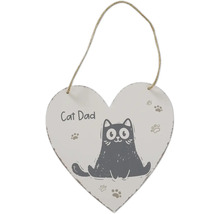 Herzförmiges Holzschild mit der Aufschrift Cat Dad, einer Katzen-Illustration und Pfotenabdrücken, inklusive Juteschnur zum Aufhängen.