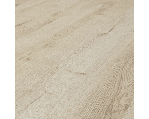 Laminatboden in heller Eichenoptik mit strukturierter Holzmaserung und sichtbaren Ästen.