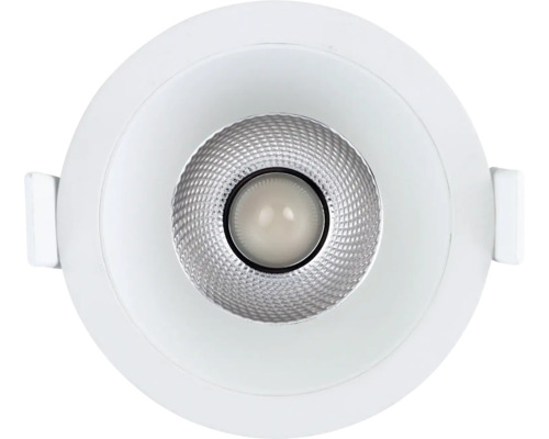 Weißer runder LED Einbaustrahler mit facettiertem Reflektor und seitlichen Montageklammern.
