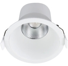Runder LED-Einbaustrahler in Weiß mit tiefem Gehäuse und facettiertem Reflektor.