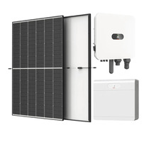 Photovoltaikanlage bestehend aus Solarmodulen, einem Huawei Wechselrichter und einem Batteriespeicher.