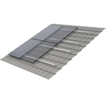 Photovoltaik-Montagesystem auf einem Ziegeldach mit vier Solarmodulen und Aluminiumschienen.