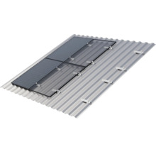 Montage von Photovoltaikmodulen auf einem Trapezblechdach mit Befestigungsschienen und Klemmen.