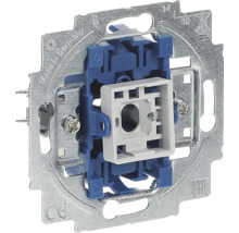 Schaltereinsatz mit Metalltragring und blauem Kunststoffgehäuse für die Elektroinstallation unter Putz.