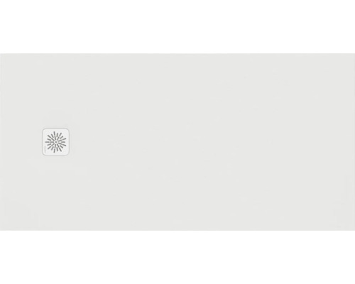 Rechteckige weiße Duschwanne aus Mineralguss mit flachem Design und seitlichem quadratischem Ablaufdeckel mit Sternmuster.