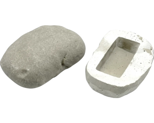 Künstlicher Stein als Schlüsselversteck mit rechteckiger Aussparung auf der Unterseite.