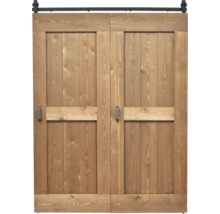 Zweiflügelige Schiebetür im Scheunentor-Stil aus Massivholz in Braun, inklusive schwarzer Laufschiene und Griffen.