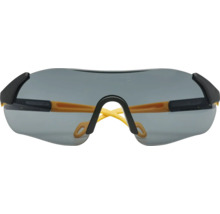 Schutzbrille mit grauen Gläsern und gelben Bügeln für den Arbeitsschutz.