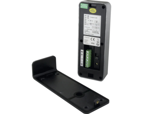 Rückansicht einer Chacon Türsprechanlage Außeneinheit mit schwarzer Montageplatte, technischem Diagramm und grünem Anschlussblock.