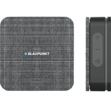 Tragbarer Bluetooth Lautsprecher von Blaupunkt mit Stoffoberfläche und seitlichen Tasten zur Lautstärkeregelung und Stummschaltung.