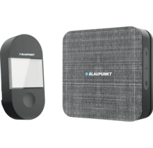 Blaupunkt Funkklingel Set mit schwarzer Klingeltaste inklusive Namensschild und quadratischem grauen Empfänger mit Stoffoberfläche.