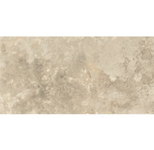 Beige Fliese in Natursteinoptik mit melierter Oberfläche.