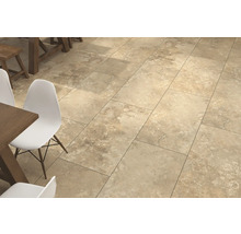 Bodenfliesen in Natursteinoptik verlegt in einem hellen Esszimmer mit Holztisch und modernen Stühlen.