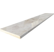 Fensterbank aus poliertem Naturstein mit Marmorierung.