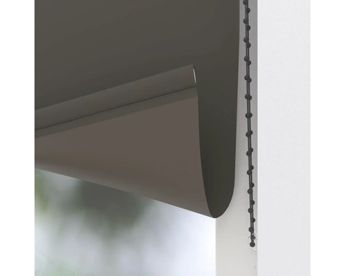 Nahaufnahme eines anthrazitfarbenen Seitenzugrollos mit schwarzer Kugelkette zur Fensterbefestigung.