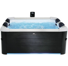 MSpa Whirlpool mit Verkleidung in Holzoptik, weißem Innenbecken, vier Kopfstützen, sprudelndem Wasser und Digitalanzeige für 38 Grad Celsius.