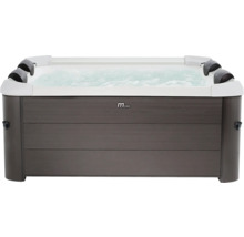 MSpa Whirlpool mit Verkleidung in dunkler Holzoptik, weißer Innenschale, vier schwarzen Kopfstützen und sprudelndem Wasser.