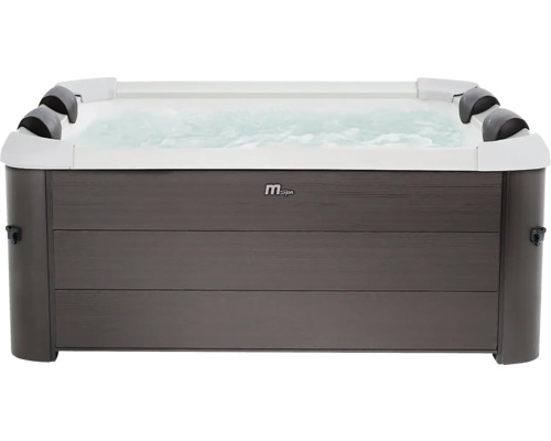 MSpa Whirlpool mit Verkleidung in dunkler Holzoptik, weißer Innenschale, vier schwarzen Kopfstützen und sprudelndem Wasser.