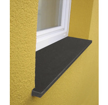 Außenfensterbank aus Naturstein in Anthrazit, montiert an einer Fassade unter einem weißen Fensterrahmen.