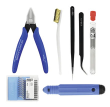 Set mit Werkzeugen für den 3D-Druck, bestehend aus Seitenschneider mit blauen Griffen, Messingbürste, zwei Pinzetten, Reinigungsnadeln und Entgrater.