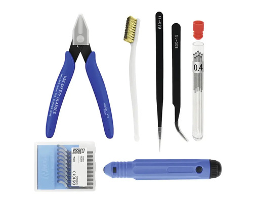 Set mit Werkzeugen für den 3D-Druck, bestehend aus Seitenschneider mit blauen Griffen, Messingbürste, zwei Pinzetten, Reinigungsnadeln und Entgrater.