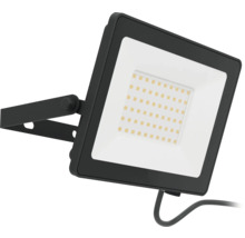 LED-Außenstrahler in Schwarz mit verstellbarem Montagebügel und flachem Gehäuse.