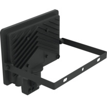 Rückansicht eines schwarzen LED-Flutstrahlers mit Montagebügel, Kühlrippen und Bewegungssensor.