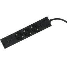 Schwarze Steckdosenleiste mit 3 Steckplätzen, einem USB-A- und einem USB-C-Anschluss sowie einem Ein- und Ausschalter.