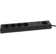 Schwarze Steckdosenleiste 5-fach mit Schalter, zwei USB-A-Anschlüssen und einem USB-C-Anschluss.
