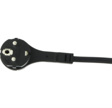 Schwarzer Schuko-Stecker mit angeschlossenem Netzkabel.